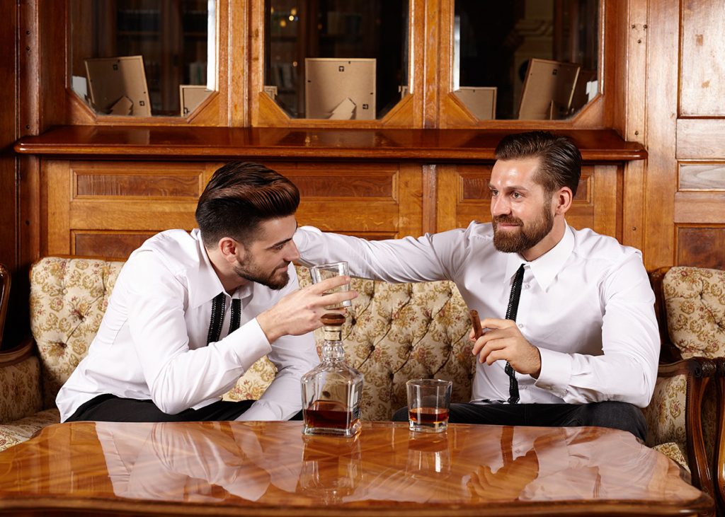 freunde trinken alkohol auf dem sofa